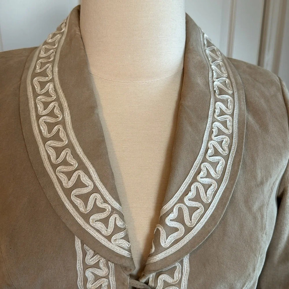 ❤️ On Trend Bradley Bayou SUEDE blazer with beautiful trim work ❤️ - Picture 4 of 9